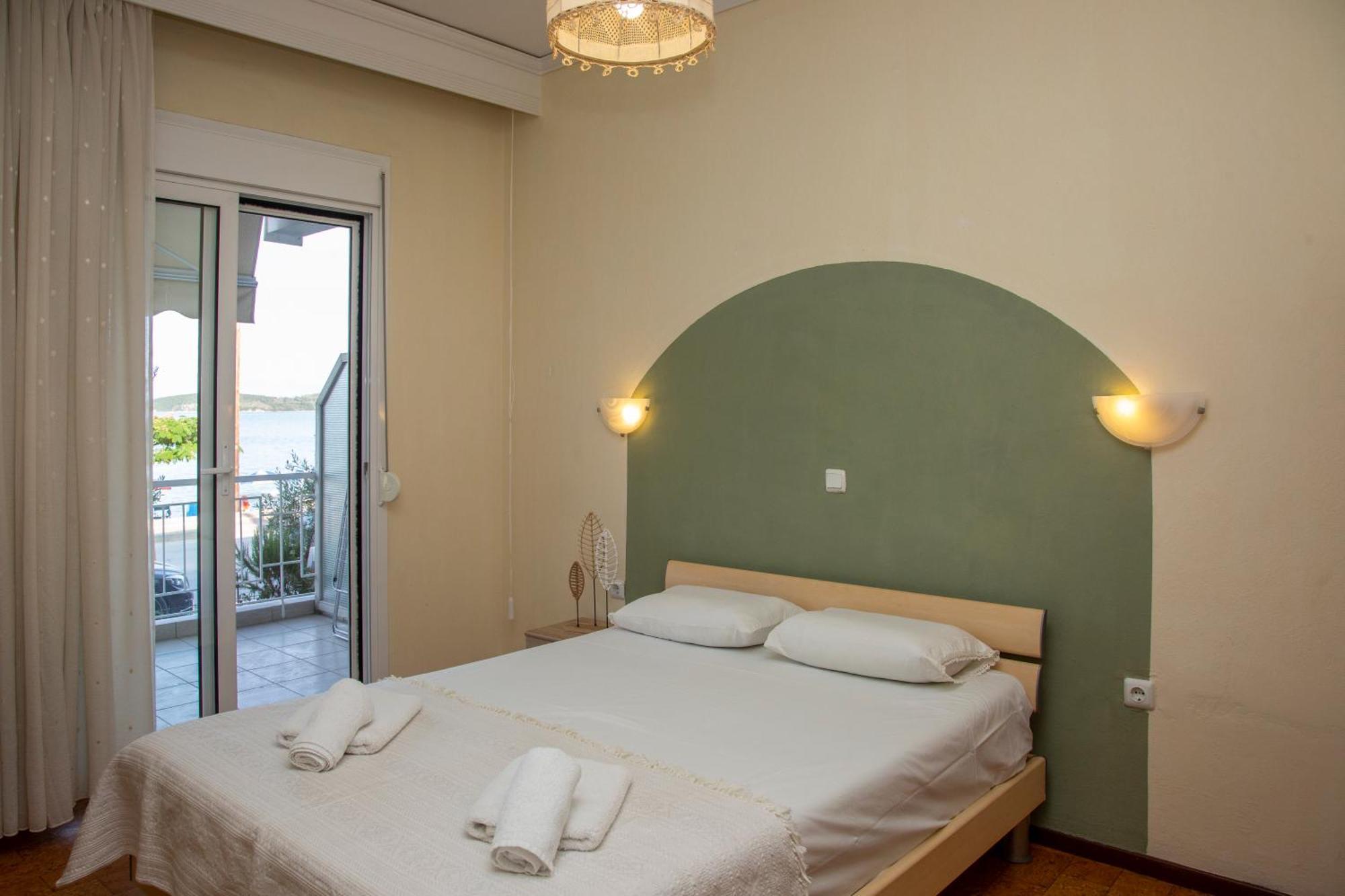 Seamoon Apartment Néa Péramos Bagian luar foto
