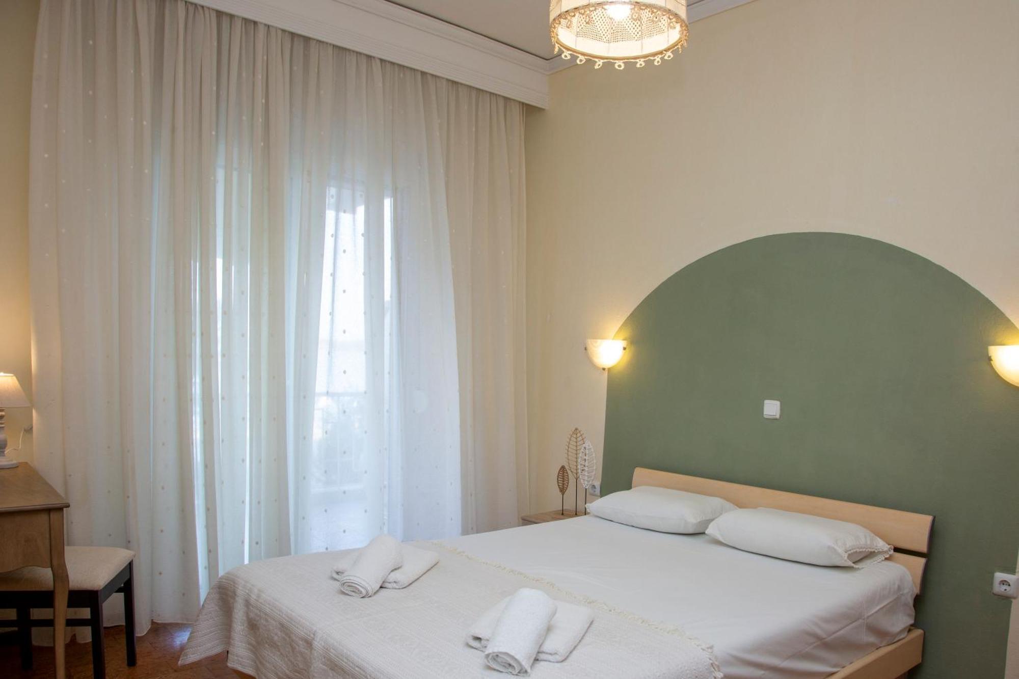 Seamoon Apartment Néa Péramos Bagian luar foto